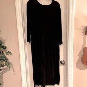 MIDI length layering dress from Nuggles. Black size 3XL.